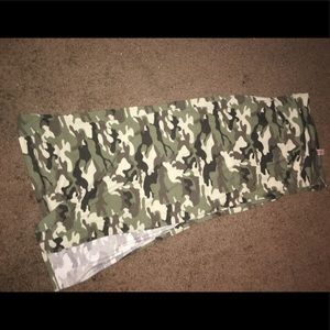 Maxi fitted skirt with slit on the side
